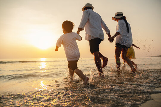 Family beach fun portrait session in natural light — Daytona Beach FL — Heidi Lynne Photography